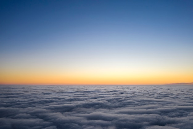 Amanecer amarillo y azul sobre nubes, concepto, viajes y ocio.