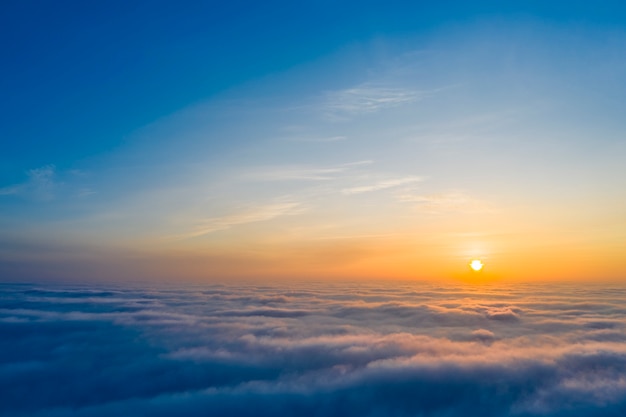 Amanecer amarillo y azul sobre nubes, concepto, viajes y ocio.