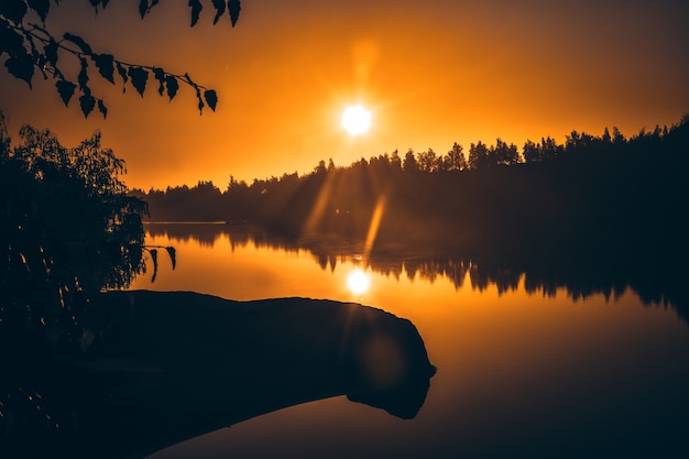 Amanecer amarillo sobre un lago en una cantera inundada, montañas Romance