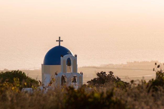 Amanecer en el archipiélago de Santorini en la ciudad de Thira.