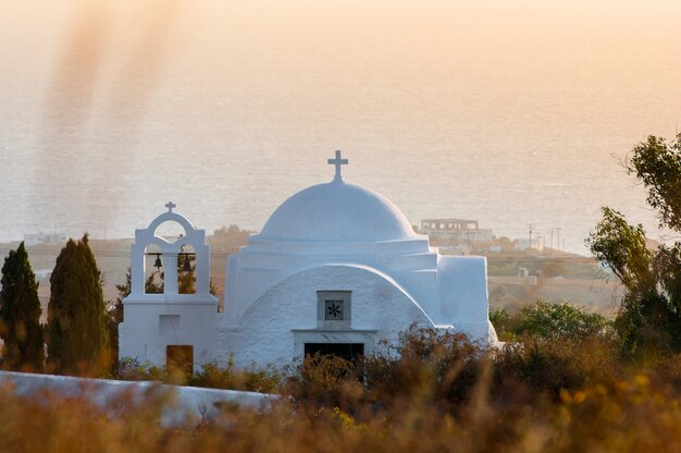 Foto amanecer en el archipiélago de santorini en la ciudad de thira.