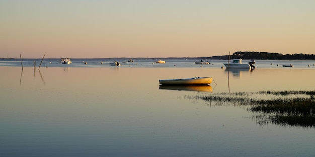 Amanecer atardecer en el puerto de Ares en el Bassin Arcachon en Gironde France