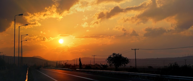 Amanecer en las autopistas del centro de Grecia, cerca de la ciudad de Tebe