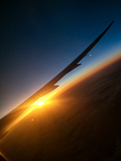 Amanecer en el avión