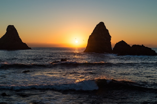 Amanecer en la bahía de Acitrezza, Sicilia