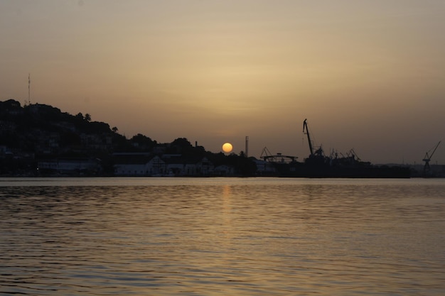 Amanecer en la bahía de La Habana