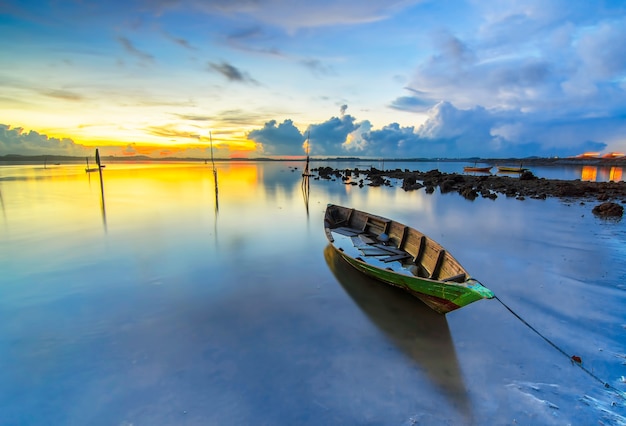 Amanecer y barco en la isla de Batam