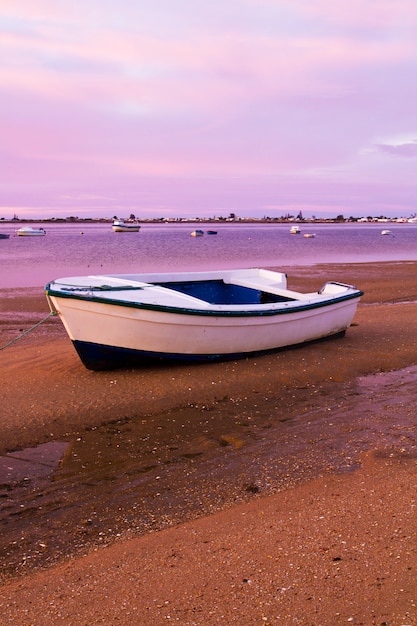 Amanecer con barcos de pesca