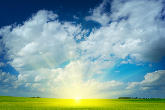 Amanecer de belleza en un campo con cielo nublado