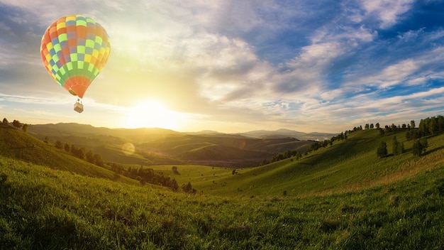 Amanecer de belleza en el globo de valles de belleza en las montañas de altay