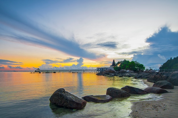 Amanecer de belleza en la playa de la isla de Batam