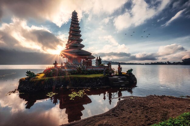 Foto el amanecer brilla en el antiguo templo de pura ulun danu bratan en el lago bratan en bali