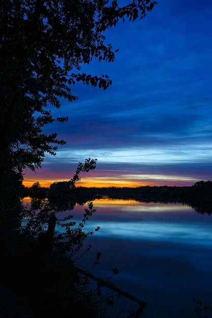 Un amanecer brillante en el cielo nocturno.