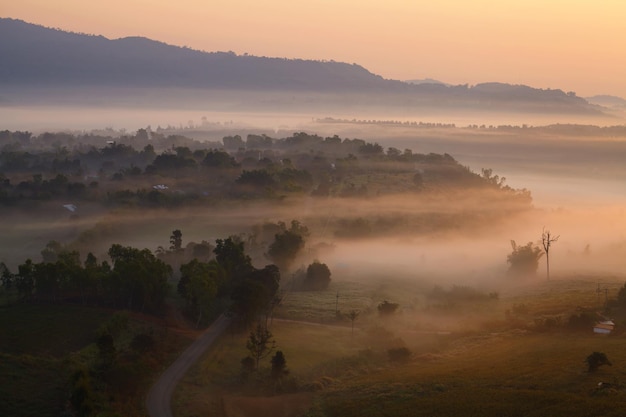 Amanecer brumoso en Khao Takhian Ngo View Point en Khaokho Phetchabun Tailandia