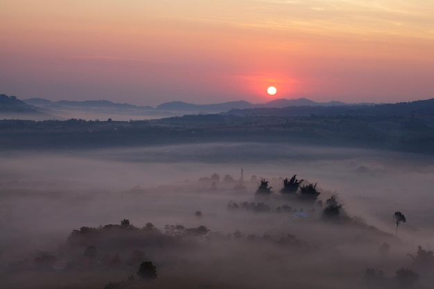 Amanecer brumoso en Khao Takhian Ngo View Point en Khaokho PhetchabunThailand