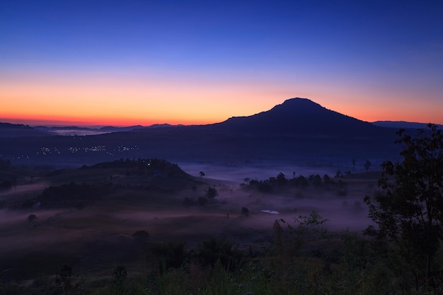 Amanecer brumoso en Khao Takhian Ngo View Point en Khaokho PhetchabunThailand