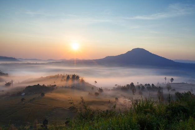 Amanecer brumoso en Khao Takhian Ngo View Point en Khaokho PhetchabunThailand