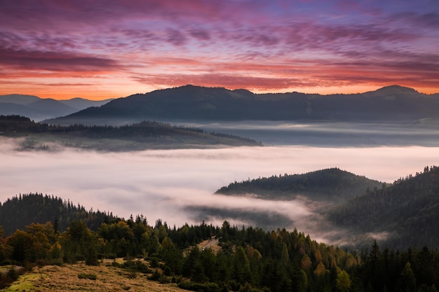 Amanecer brumoso en las montañas con un hermoso cielo