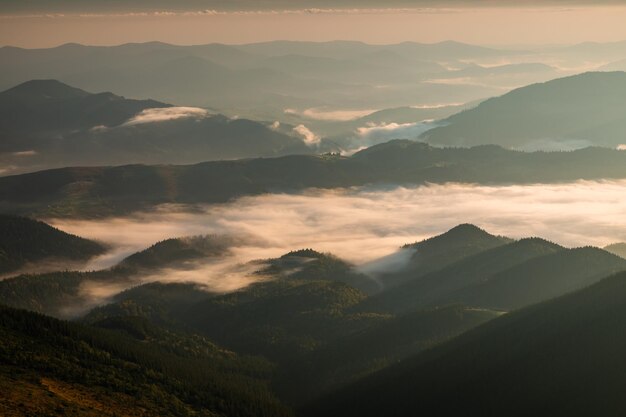 Amanecer brumoso en las montañas Hermoso paisaje