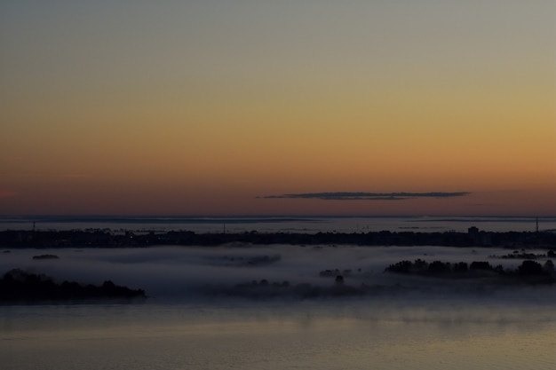 amanecer brumoso sobre el río Volga