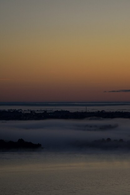 amanecer brumoso sobre el río Volga