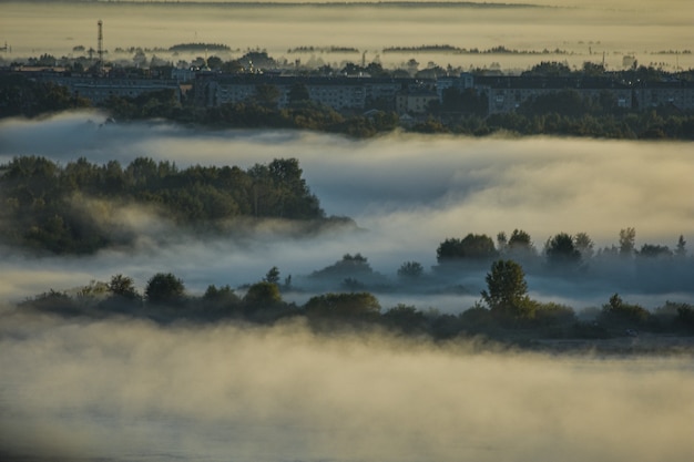 amanecer brumoso sobre el río Volga