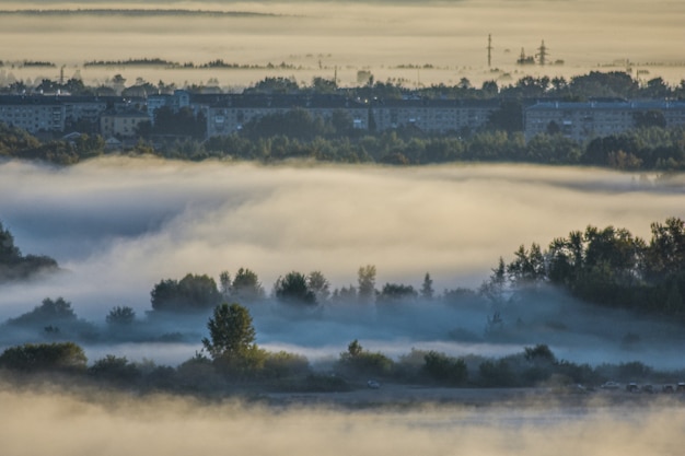 amanecer brumoso sobre el río Volga