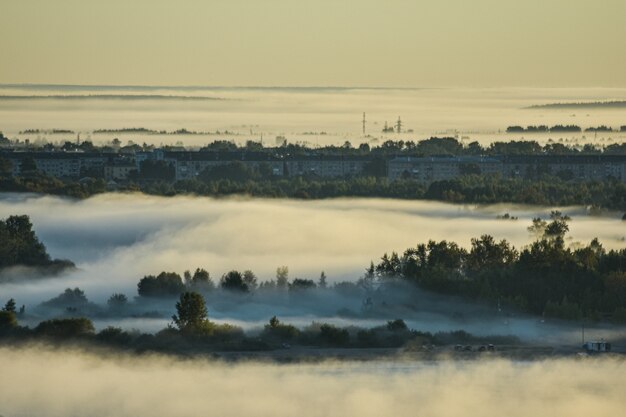 amanecer brumoso sobre el río Volga