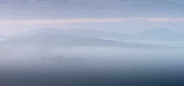 Amanecer brumoso en Toscana