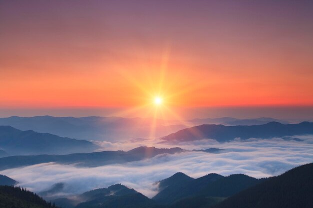 Amanecer brumoso en verano en las montañas