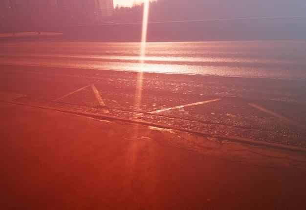 Amanecer en una carretera vacía con un fondo de fugas de luz