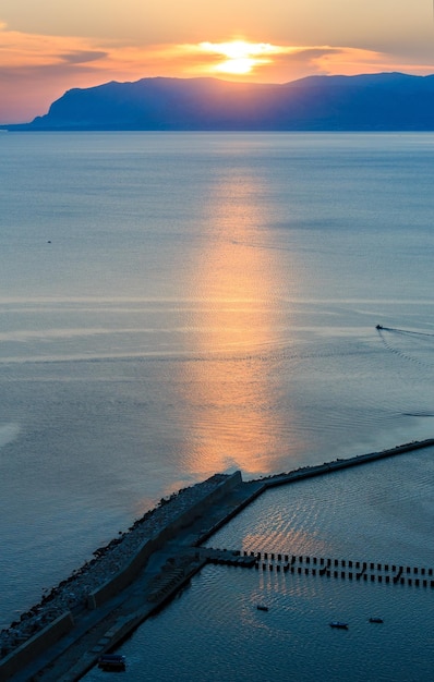 Amanecer Castellammare del Golfo mar bahía Sicilia Italia