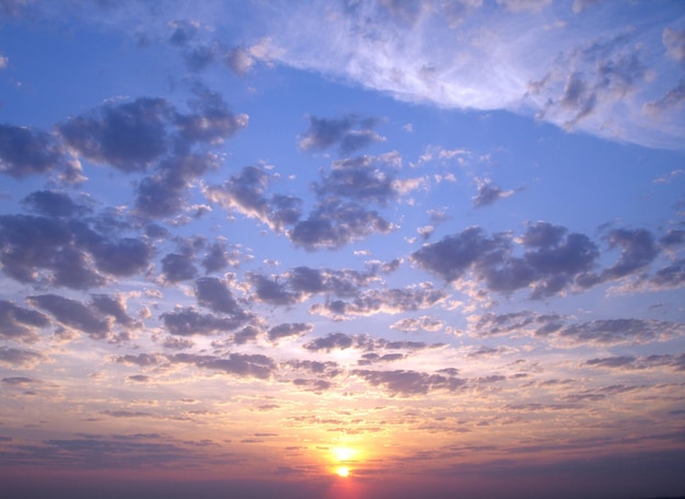 Amanecer cielo y nubes