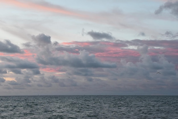 Amanecer cielo sobre el mar hermoso paisaje nuboso paisaje dramático paisaje marino
