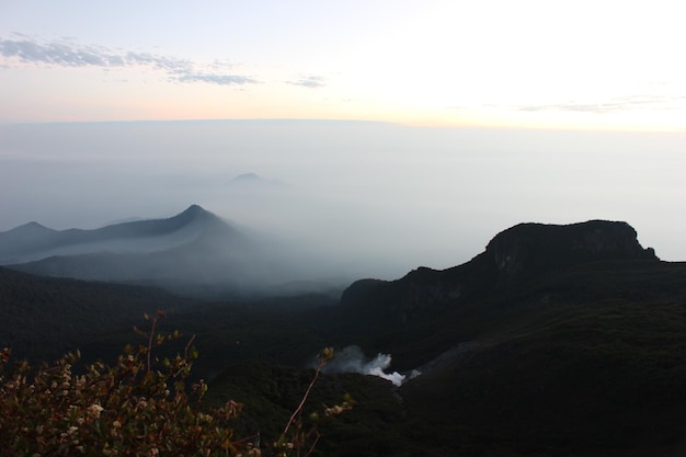 Amanecer en la cima del monte Gede Pangrango, Indonesia
