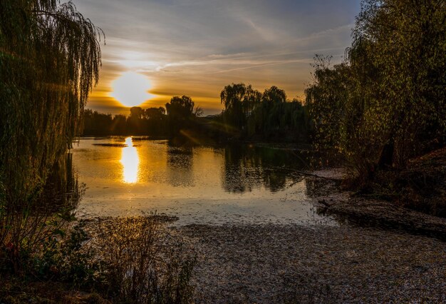 Amanecer en la ciudad de Izyaslav cerca del río Ucrania