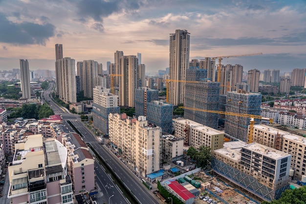 Amanecer en una ciudad moderna en China