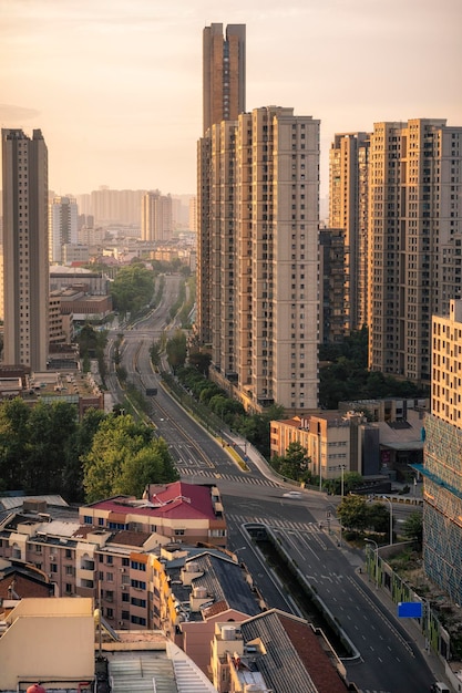 Amanecer en una ciudad moderna en China