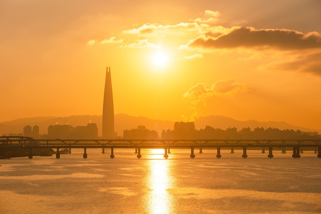 Amanecer de la ciudad de Seúl y el río Han Corea del Sur