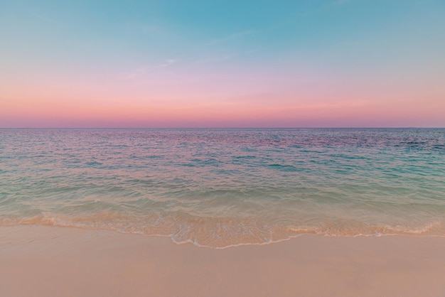 Amanecer colorido en la playa del océano del cielo con un estado de ánimo motivacional dramático. Isla tropical junto al mar, costera