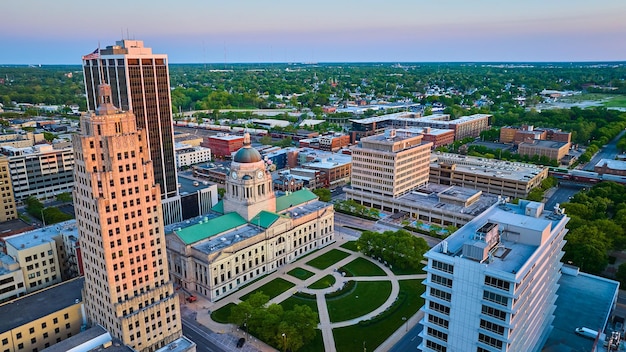 Amanecer en la construcción de ventanas de rascacielos, palacio de justicia y tren en el centro de la arquitectura aérea de Fort Wayne