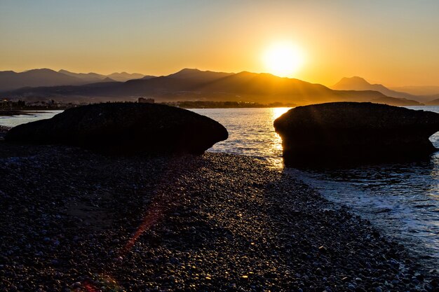 Amanecer en la costa rocosa del mar en Turquía