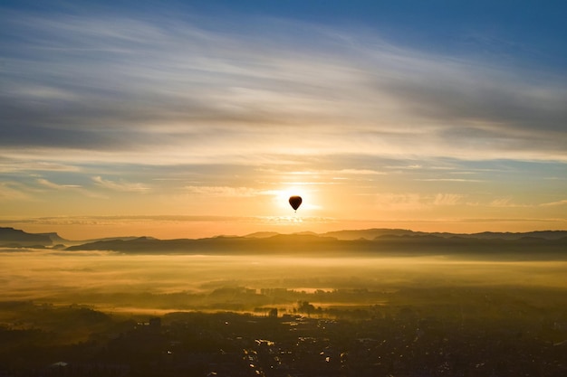 Amanecer desde lo alto de un globo aerostático, Vic, Cataluña, España