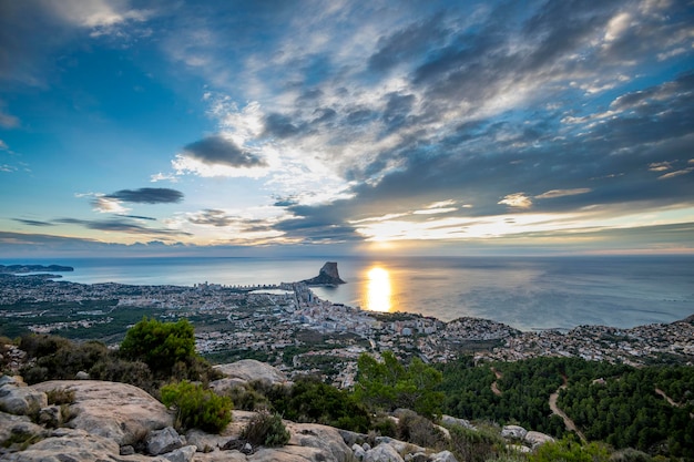 Amanecer detrás del Peñon de Ifach Penyal d'Ifach formación rocosa Calpe Alicante Costa Blanca España