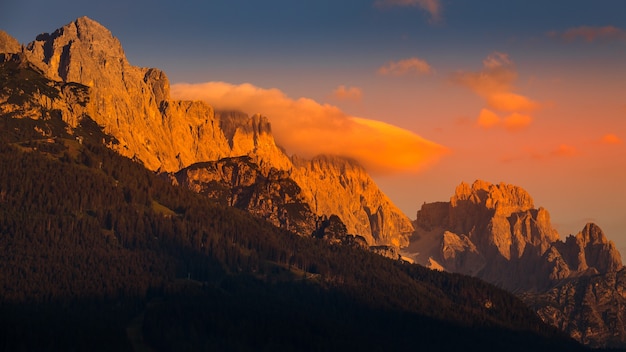 Amanecer en los Dolomitas en Candide, Veneto, Italia