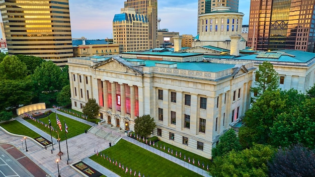 El amanecer dorado golpeando las ventanas del edificio por encima de Capital Square Foundation Columbus aérea