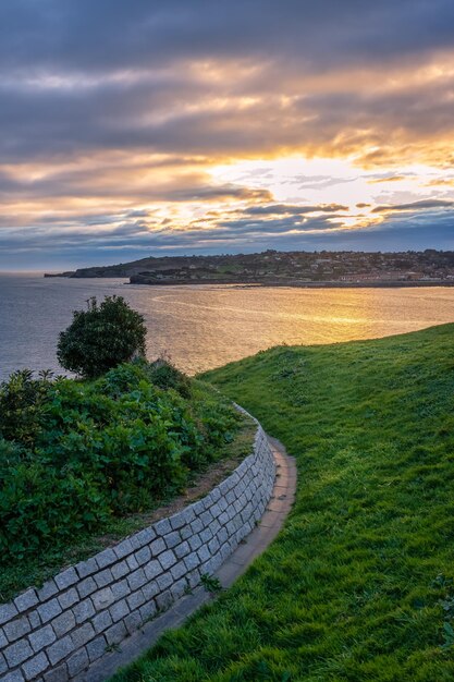 Amanecer dorado sobre la bahía de Gijón desde el cerro de Santa Catalina Asturias