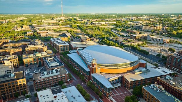 El amanecer dorado sobre el Nationwide Arena y la tierra a su alrededor en la antena de Columbus Ohio