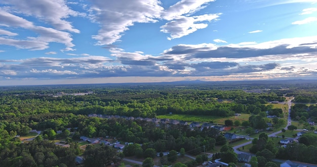 Amanecer en el dormitorio de un pequeño pueblo de Boiling Springs con un bosque en la vista desde una altura en Carolina del Sur, EE.UU.