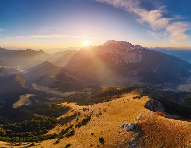 Un amanecer épico en las montañas vista aérea del paisaje panorámico